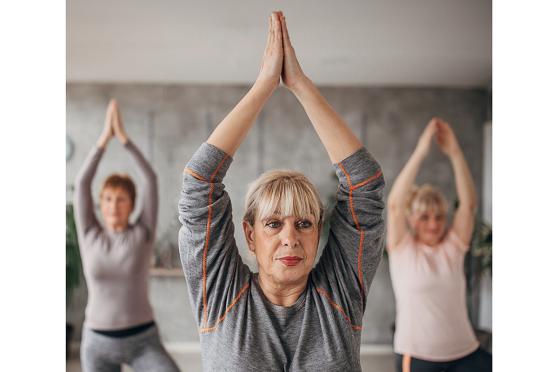 Una mujer haciendo yoga.