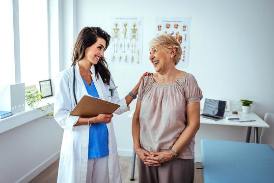 Un médico hablando con una mujer.